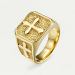 Bague croix acier sculptée, écrin effet cristal pour homme élégant