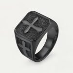 Bague croix noire en acier, symbole spirituel au style moderne