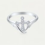 Bague croix argentée élégante, symbole de foi discret