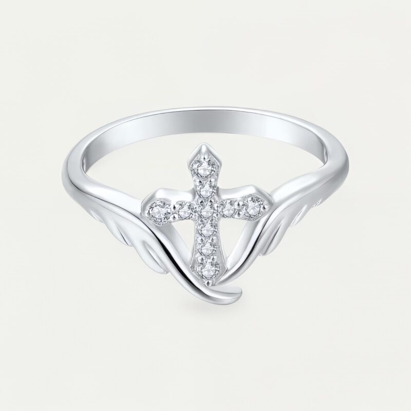 Bague croix argentée élégante, symbole de foi discret