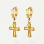 Boucles d'oreilles créoles dorées avec croix pendantes gravées