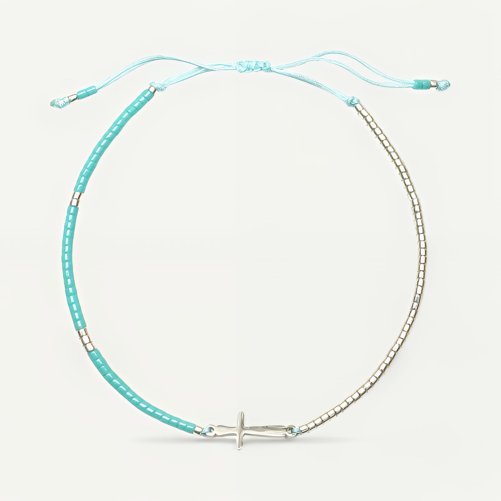 Bracelet croix argentée, perles turquoise - Bleu clair