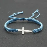 Bracelet tressé bleu ciel avec croix en acier inoxydable