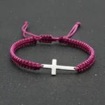 Bracelet tressé rose rouge avec croix en acier inoxydable