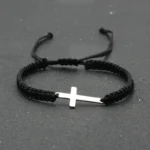 Bracelet tressé noir avec croix en acier inoxydable