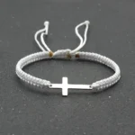 Bracelet tressé blanc avec croix en acier inoxydable