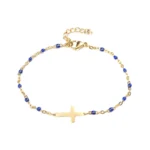 Bracelet croix en métal doré avec entrelacement de perles de couleur bleu nuit