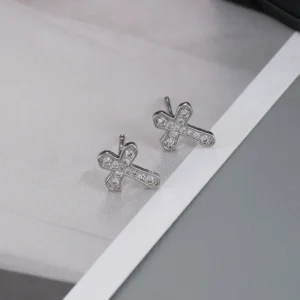 Boucles d’oreilles croix argenté agrémenté de zircons