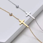 Bracelet croix agrémenté d'un zircon pour femme